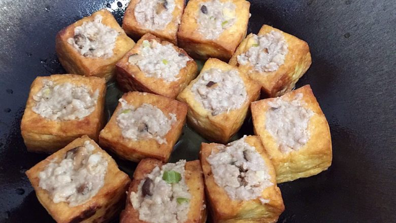 酿豆腐,15分钟后起锅。（如果不能确定是否熟了，可以用筷子按一下肉，如果肉结实就熟了）