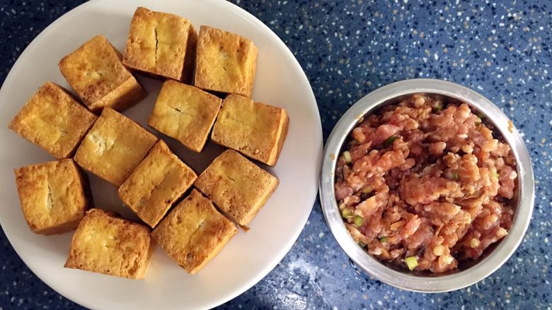 酿豆腐,准备好的豆腐和肉馅。