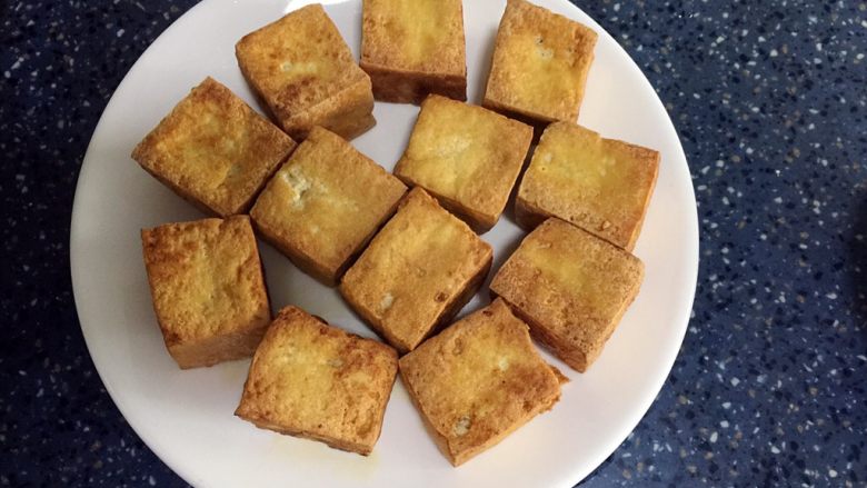 酿豆腐,煎炸好的全部豆腐。
