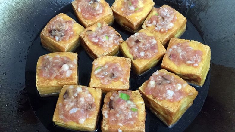 酿豆腐,放入锅中，倒入水，水量大概到豆腐一半的高度。