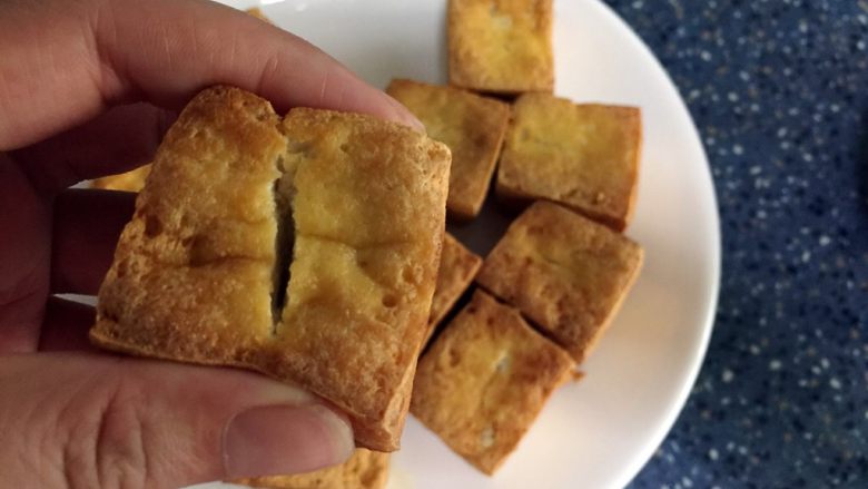 酿豆腐,豆腐的一边用刀划开切口，方便塞肉。