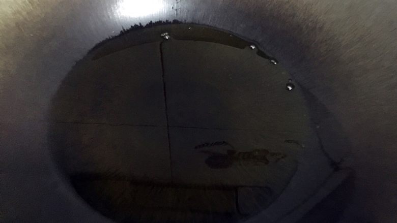 酿豆腐,热锅，倒入油，加热。（这里油要稍微放多一点）