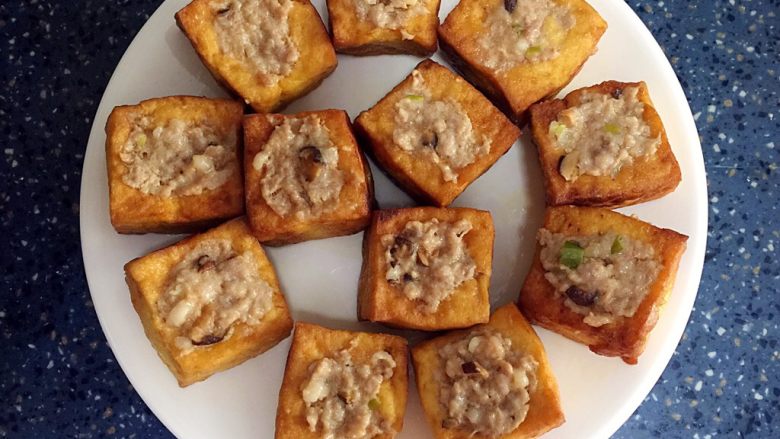 酿豆腐,夹至盘中摆好。