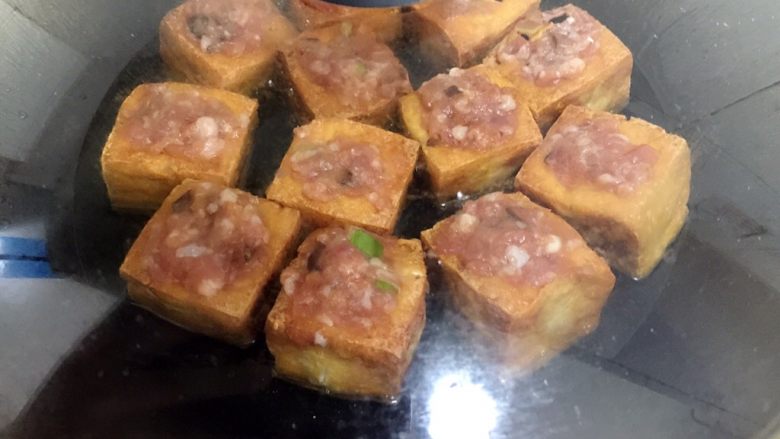 酿豆腐,大火闷15分钟左右。