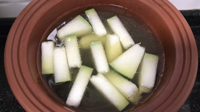 莲子薏米冬瓜老鸭汤,你看,焯水过后的鸭肉,洗干净了,炖出来的汤水是很干净的,继续盖上锅盖炖着