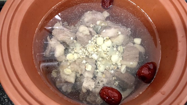 莲子薏米冬瓜老鸭汤,紫砂锅一次加入足够的水,放入鸭肉和备好的料。一般煲汤就先大火烧开,沸腾十分钟后,转中小火慢慢炖。我用的是电动的紫砂锅,时间就炖更久一些。