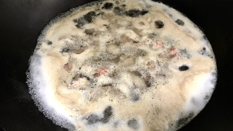 莲子薏米冬瓜老鸭汤,锅里放冷水,加入洗干净的鸭肉,适量的料酒,大火煮开,把血水给煮出来,一般水沸腾几分钟后我就捞起来了