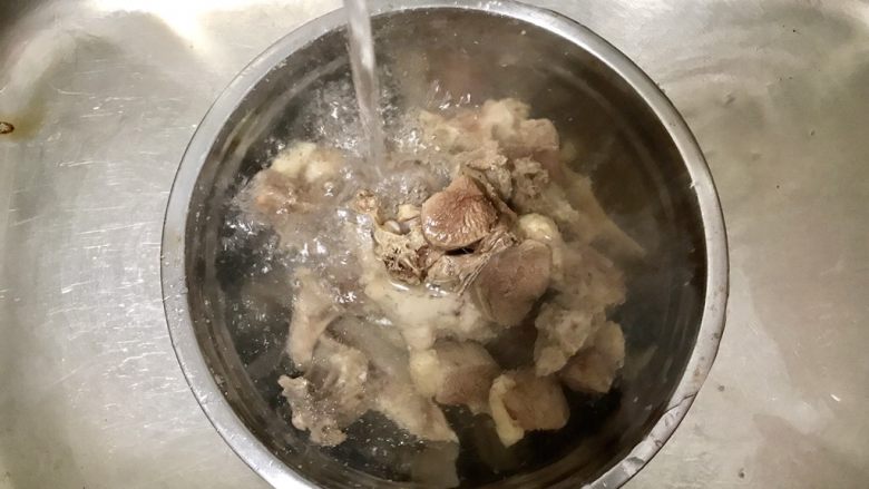 莲子薏米冬瓜老鸭汤,烫好的鸭肉放到碗里面,用流动的冷水再次冲干净,给鸭肉降降温