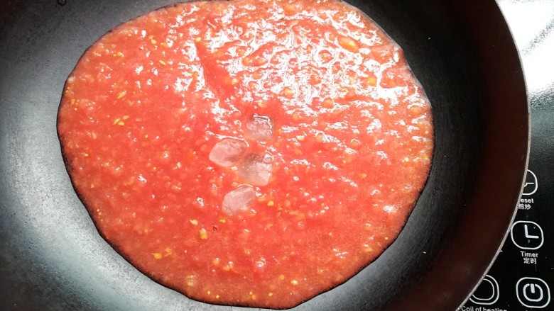 柠香番茄酱,再加入4颗<a style='color:red;display:inline-block;' href='/shicai/ 866'>冰糖</a>,开火熬煮