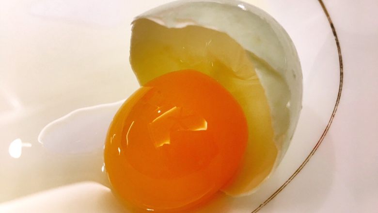 广式五香腊味肉粽,取新鲜鸭蛋黄,注意不要那层衣,要不然影响口感