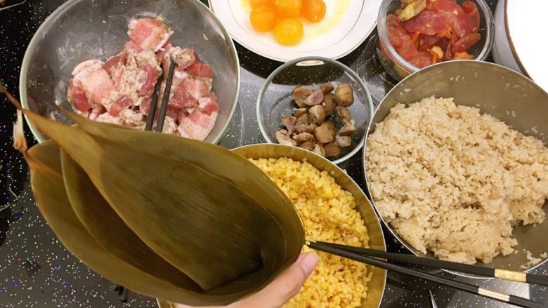 广式五香腊味肉粽,准备好材料,就可以包了,包粽子的手法可以参考各大厨的方法。