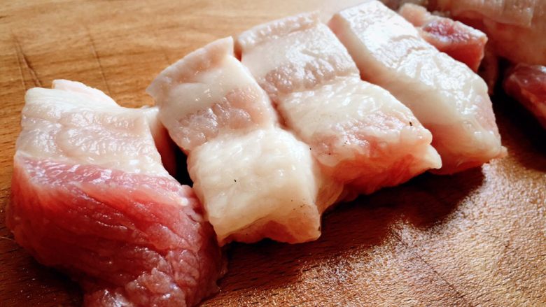 广式五香腊味肉粽,切好的腩肉块,你可以再切小块点