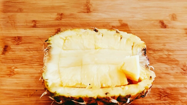菠萝糯米饭,取其中一半,用小刀在菠萝肉上切小方块。