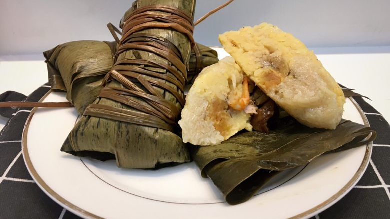 广式五香腊味肉粽,我喜欢绿豆多一点哈,好吃。