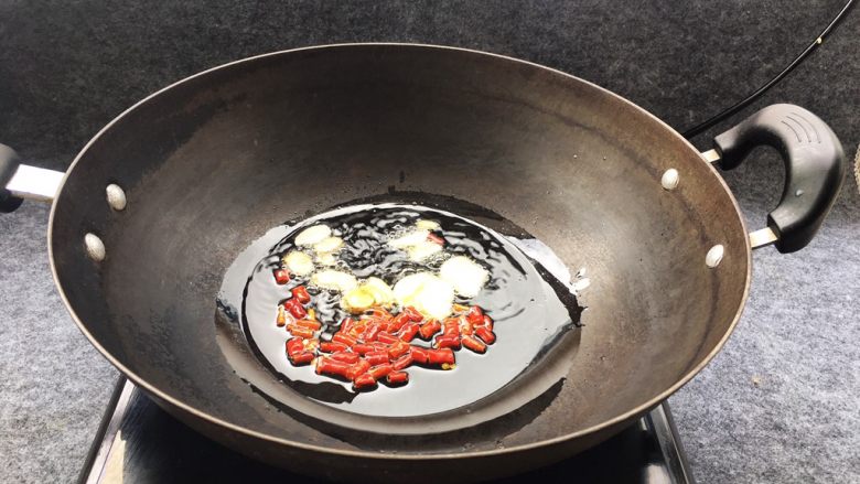 肉片炒南瓜尖,放入大蒜,姜,辣椒段爆香。