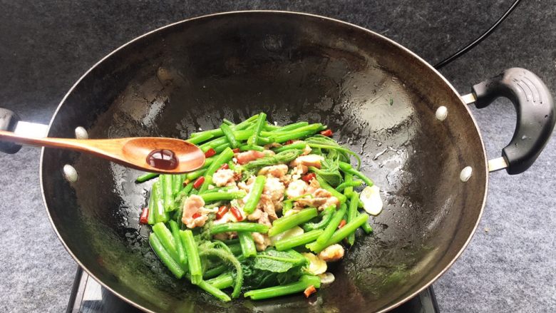 肉片炒南瓜尖,蚝油适量,<a style='color:red;display:inline-block;' href='/shicai/ 717'>味精</a>适量翻炒均匀即可出锅。