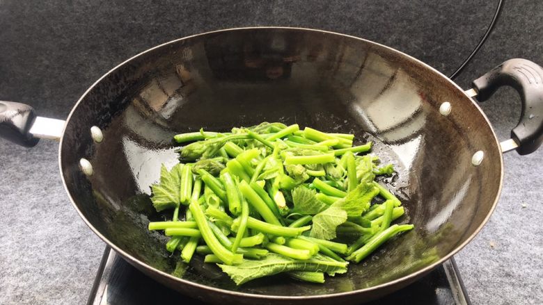 肉片炒南瓜尖,锅中重新添加油烧热,放入南瓜尖下锅翻炒。