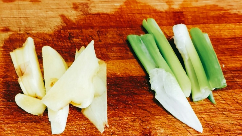 红烧肉,葱切段,姜切片。