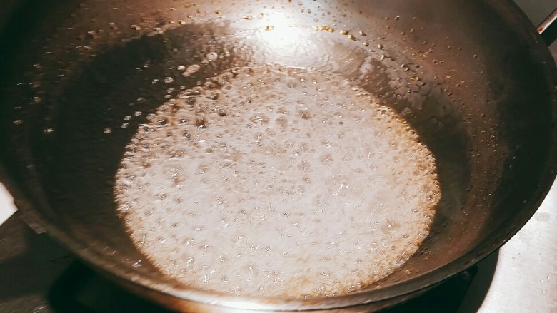 红烧肉,冰糖十水(250克)下锅!