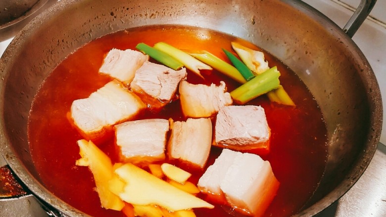 红烧肉,所有原料下锅!盖上锅盖中小火炖制。