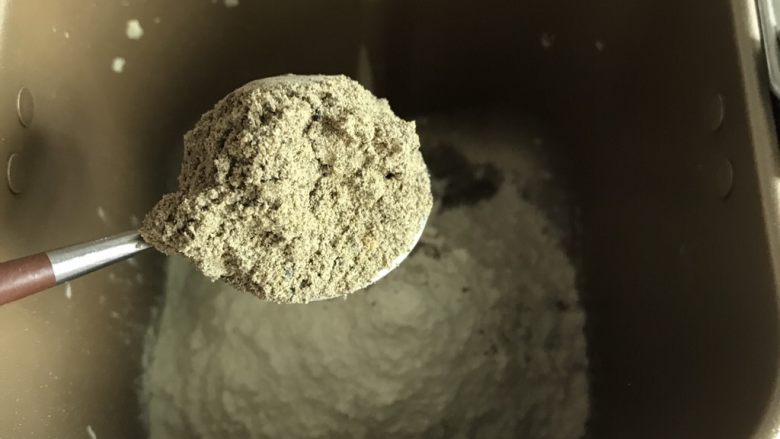 黑芝麻卷面包(一次发酵),往面包桶里加入黑芝麻糊粉(我得是自配的黑谷物粉)