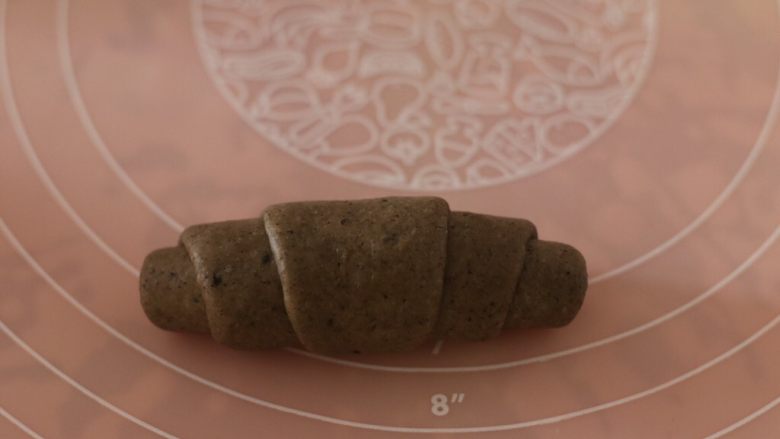 黑芝麻卷面包(一次发酵),从内而外卷起