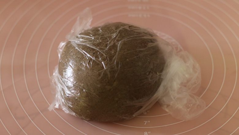 黑芝麻卷面包(一次发酵),面包机揉两个程序后,加入黄油揉至能拉出膜,面团水量不大,所以对膜的要求不高,将面团放袋子里室温松弛10分钟