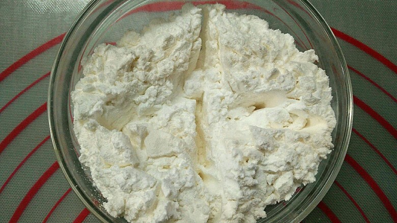 手工芋圆,因为要分开料理红薯和紫薯,所以需要把木薯淀粉稍微分配一下各自的用量