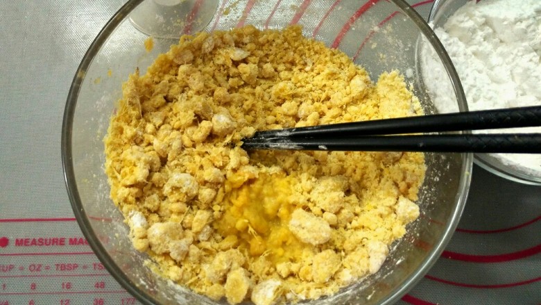 手工芋圆,添加适量的清水混合搅拌(我这里加入了20ml清水,供参考)