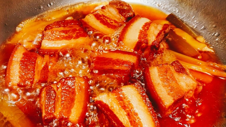 红烧肉,焖煮半小时的样子。