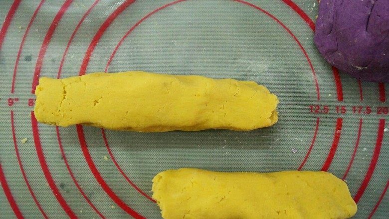 手工芋圆,把红薯团搓成长条,如果一整块操作比较困难就分开几个面团操作