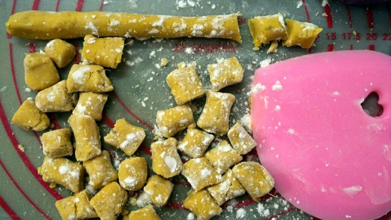 手工芋圆,搓好后切成小块,表面撒少许粉