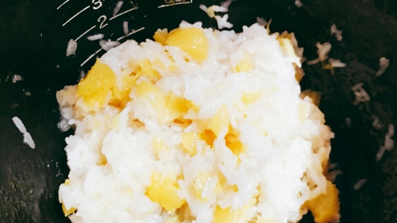 菠萝糯米饭,饭好了,放入糖,油搅拌。