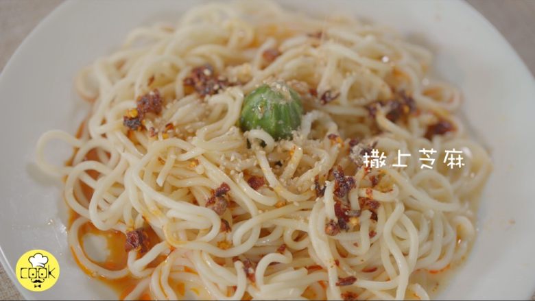 秘制麻酱冷面,商家不会透露的秘方,撒上芝麻粒