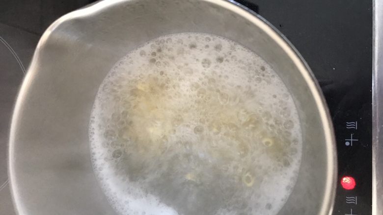 宝宝辅食之三丝炒面,水烧开冒大泡倒入适量字母面