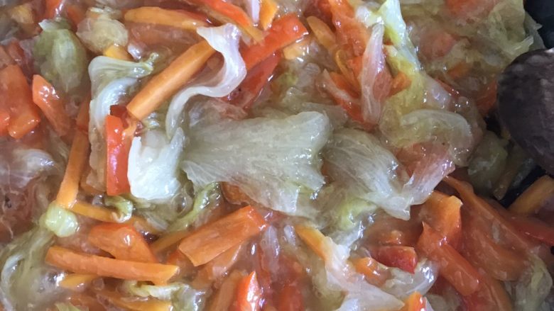 宝宝辅食之三丝炒面,中小火边搅拌翻炒,里面可以再适量撒盐