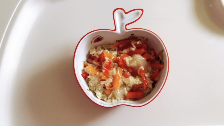 宝宝辅食之三丝炒面,接着装碗开吃