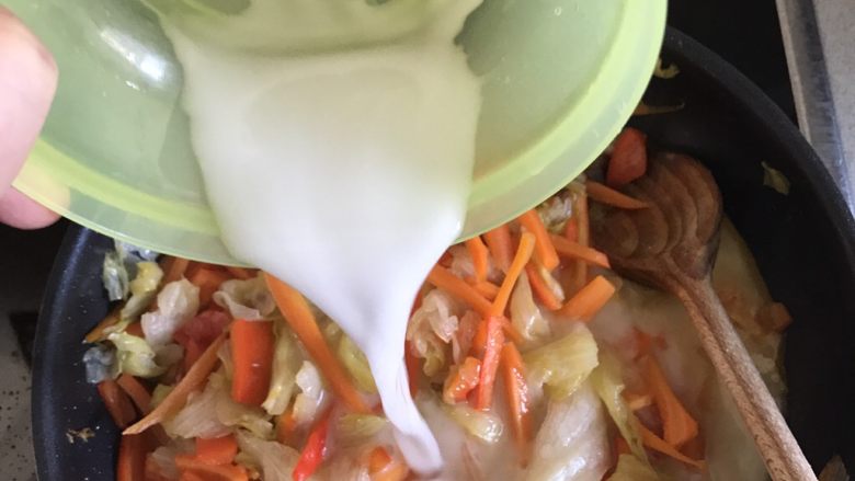 宝宝辅食之三丝炒面,淀粉水混入蔬菜中中小火慢慢翻炒干防止粘锅