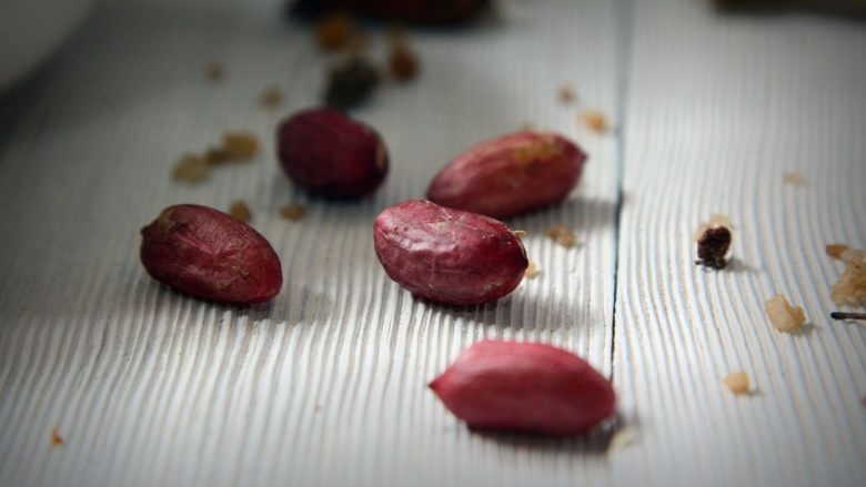 盐焗鲜花生米,口感比煮食的有嚼劲,比炒花生要软嫩