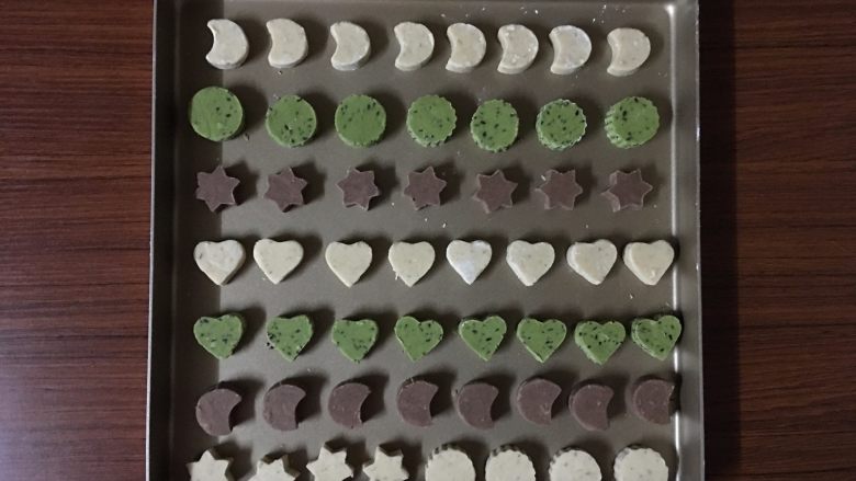 西班牙传统小饼,取出冷藏好的饼皮稍回温,用刀或者饼干小模具切成自己所需的形状
整齐排放在屋诺UN10006金色不沾烤盘