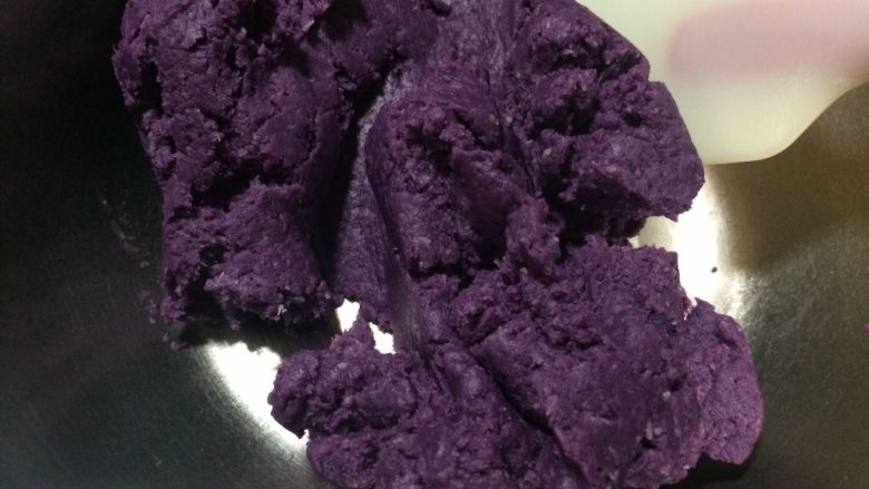 迷你紫薯椰香球,混合均匀,无干粉状即可。