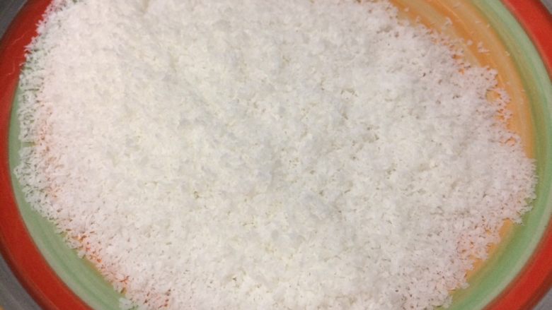 迷你紫薯椰香球,准备个干净的碟子,倒入适量的椰蓉。