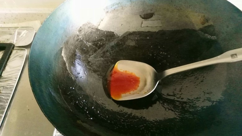 一排两吃(糖醋排骨、冬瓜排骨汤),全程小火,看着白糖慢慢的变色,很享受这个炒糖色的过程。漂亮的琥珀色,已经出来啦。😊