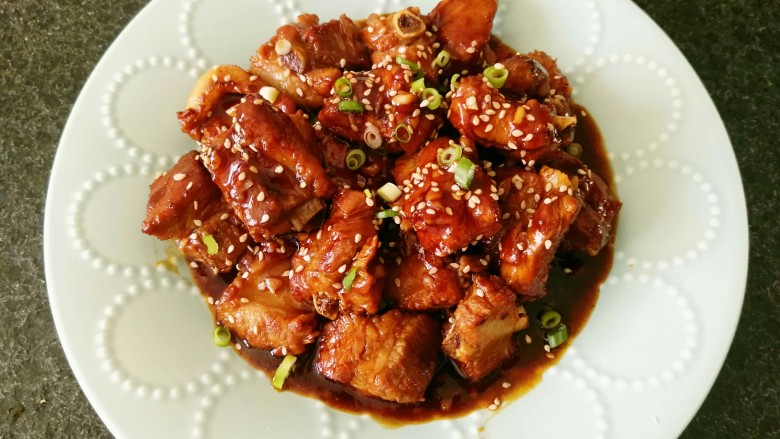 一排两吃(糖醋排骨、冬瓜排骨汤),装盘喽。撒上熟<a style='color:red;display:inline-block;' href='/shicai/ 666'>芝麻</a>和<a style='color:red;display:inline-block;' href='/shicai/ 3232'>香葱</a>，看着就很美。😜