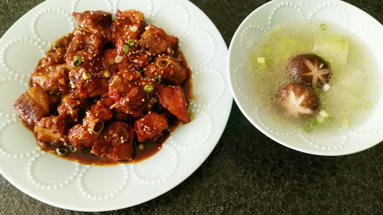 一排两吃(糖醋排骨、冬瓜排骨汤),来张着合影。