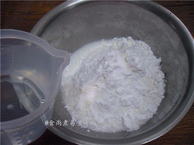 广式芋头糕,萝卜糕粉倒入大盆中,倒进500克清水