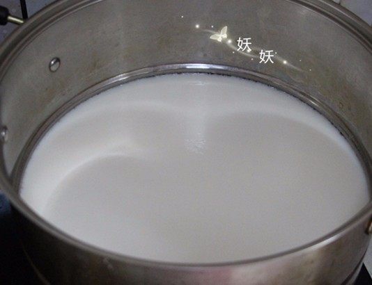 滑嫩豆花,搅打好的生豆浆用细纱布过滤出豆渣,只留豆汁。最好过滤两遍,完全滤干净豆渣。