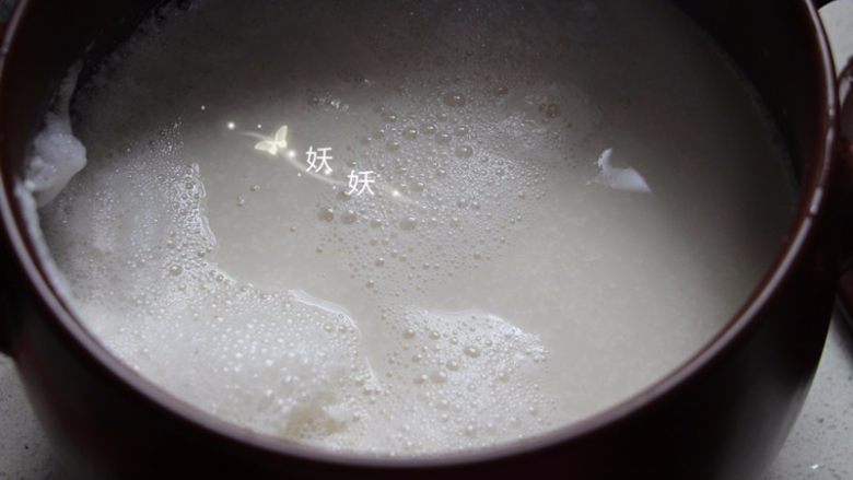滑嫩豆花,将豆浆从大约30多厘米的高度倒进内酯水里,倒完以后不要搅动,滤去表面的浮沫,静置半小时就可以了。