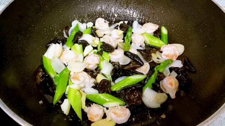 三珍炒虾球,倒入其它配菜,翻炒均匀。