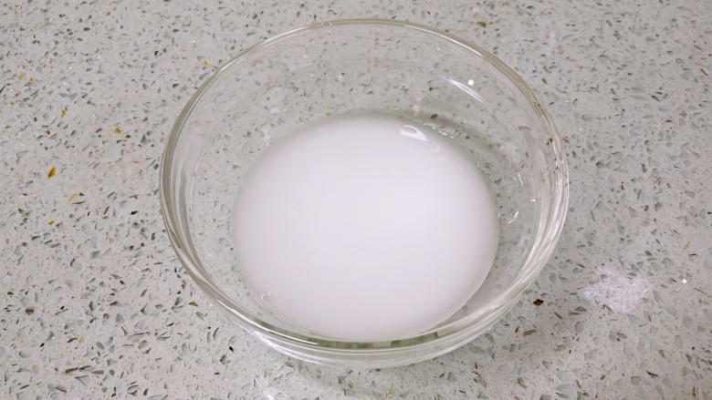 三珍炒虾球,取一小碗,用2小勺生粉、一点点盐和小半碗清水调成芡汁。
